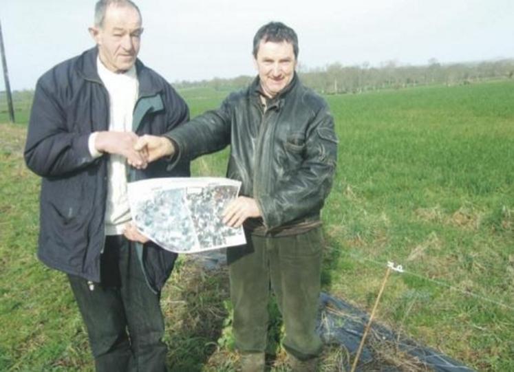 Claude Gilles et Pascal Guérin devant la nouvelle haie plantée.