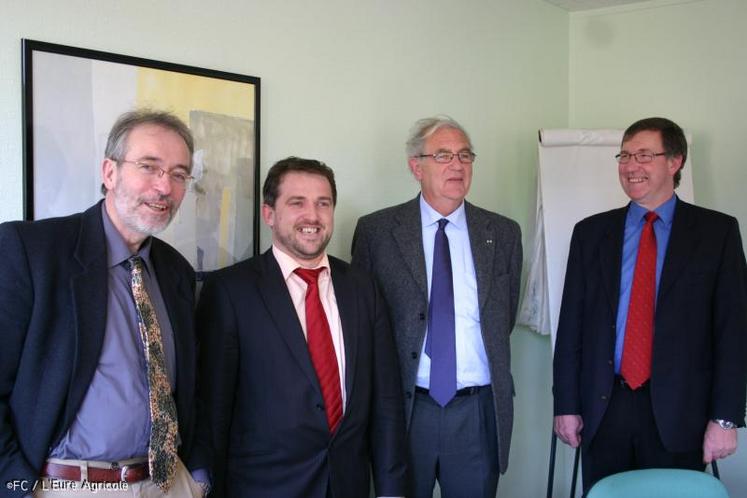 Alexandru Marchis, le coordonateur du centre de recherche Opéra entouré ici du président       de la chambre d’Agriculture Emmanuel Join Lambert, de Guy Jacob et de Gérard Commeaux.