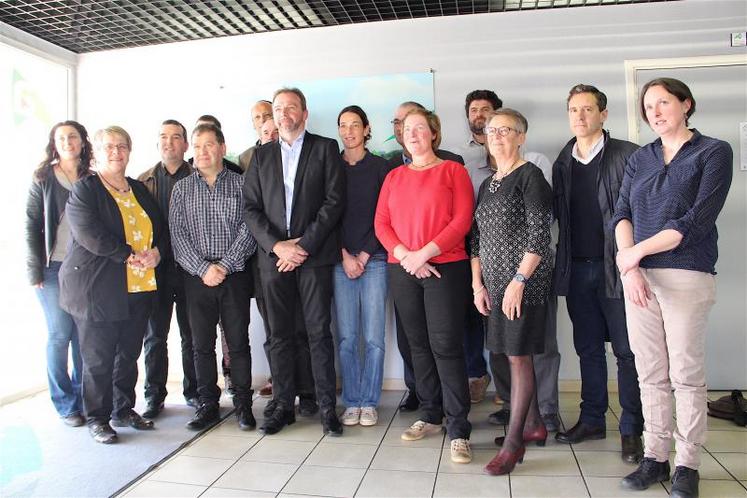 Le bureau élargi. De gauche à droite : Aurélie Mournaud, Christine Dumont, Clément Lebrun, Nicolas Declomesnil, Claude labbey, Xavier Hay, Pascal Desvages, Jean-Yves Heurtin, Astrid Granger, James Louvet, Mathilde Vermès, Emmanuel Marie, Daniel Courval, Agnès Duyck, Geoffroy de Lesquen, Claude Adam-de-Boever.