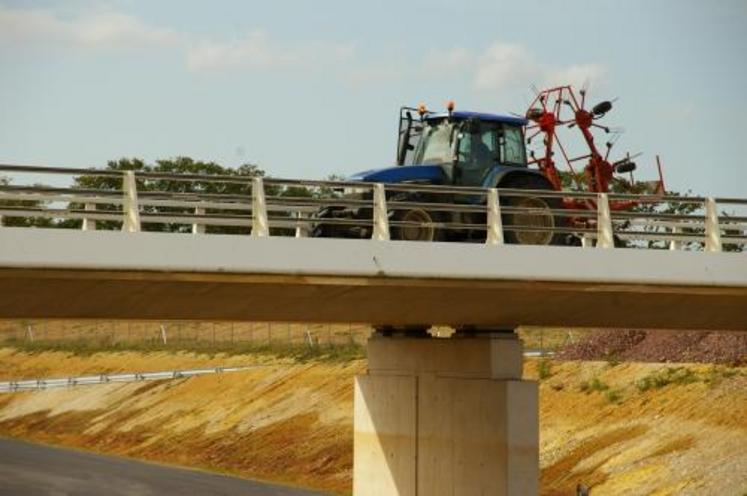 La consommation des terres agricoles s’est accélérée ces dernières décennies : 54 000 ha par an artificialisés entre 1982 et 1992, 60 000 ha par an entre 1992 et 2000, et plus de 74 000 ha par an aujourd'hui soit 200 ha par jour.