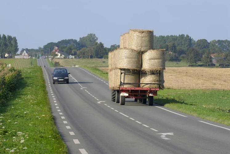 Dès lors que les tracteurs ne sont pas utilisés pour des travaux agricoles ou ne sont pas attachés à une exploitation agricole, à une entreprise de travaux agricoles ou à une CUMA, les conducteurs doivent satisfaire aux obligations d'âge et de permis pour conduire ces véhicules