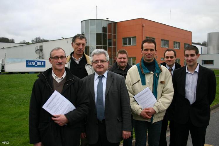 Les signataires du contrat autour du directeur de Senoble Alain Godard, Alain Anquetil, président du groupement des producteurs laitiers normands et Alain Cousin, président du groupement Conches-Le Neubourg et les membres de leur bureau respectif, Pierre Lange et Rémi Varin et Patrick Lucas.