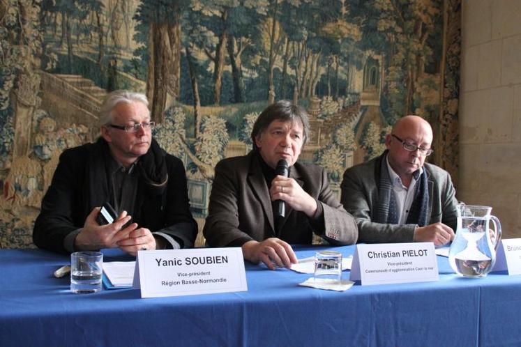 “Pour anticiper le marché du travail, il faut que recruteurs, formateurs et salariés puissent se rencontrer”, a expliqué Christian Pielot (au centre), vice-président de Caen-la-Mer, lundi 4 février, lors de la conférence de presse de présentation du forum Explor’emploi. A gauche, Yanic Soubien, à droite Bruno Soldourdin.