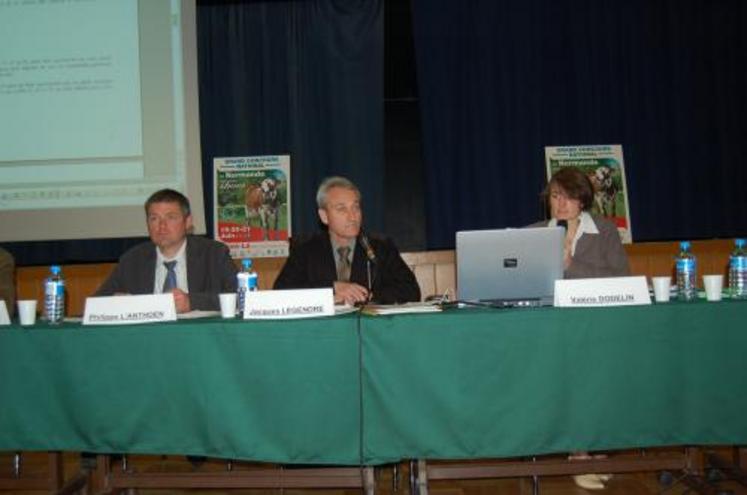 Jacques Legendre, imperturbable ou presque face aux critiques de la salle.