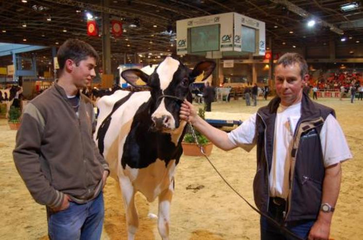 L'earl de la Méloquerie (Manche), heureux de sa victoire dans la section 1 A (animaux en première lactation).