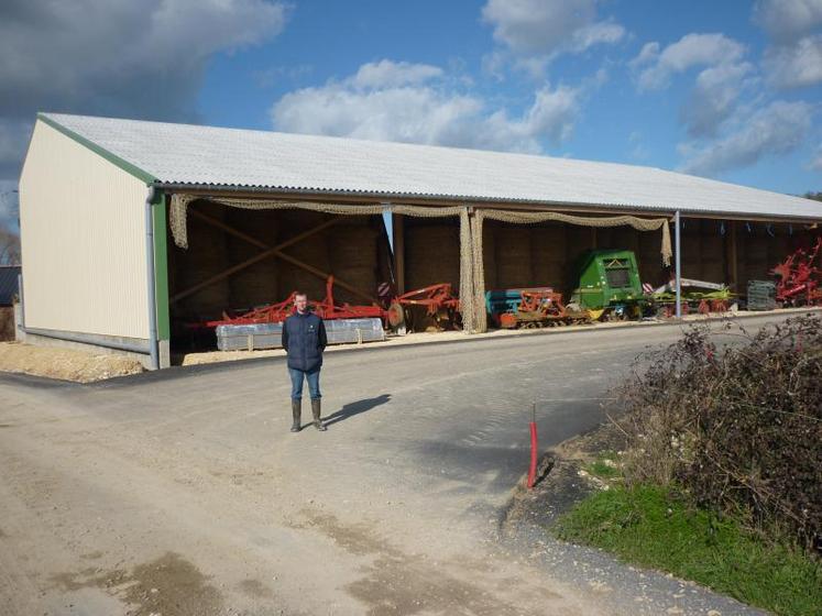 Mickaël Chevalier devant son nouveau bâtiment de stockage exposé sud sur lequel seront installés les panneaux photovoltaïques
