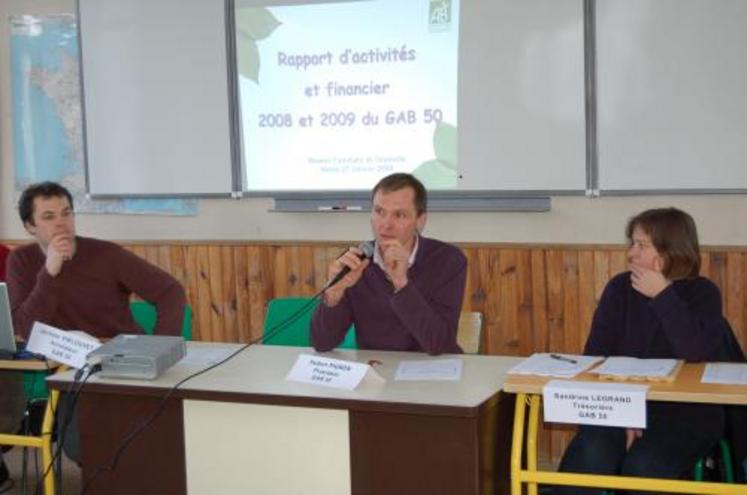 Hubert Pignon (au centre), président du GAB, “L’Etat doit prendre ses responsabilités en accompagnant plus longtemps les producteurs “bio”.