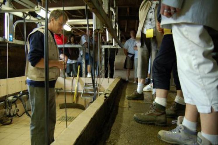 Passage obligé à la traite pour les randonneurs. L’occasion d’une visite guidée par Yvan Fourré, un agriculteur voisin.