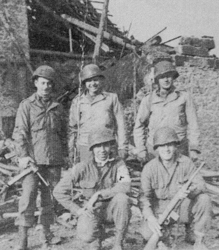 Charles Norman Shay, en bas à gauche à Aachen, Allemagne.