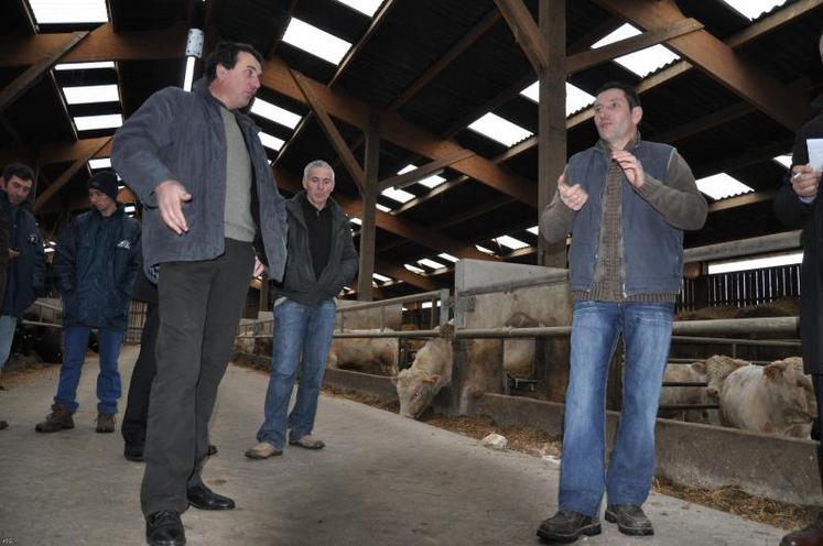 Daniel Génissel et Thierry Thomas. Pour le responsable viande FDSEA/FRSEA et animateur des débats, “nous sommes dans une impasse. S’il n’y avait pas les compensations PAC, nos exploitations bovines seraient toutes dans le rouge. On ne joint pas les deux bouts”. 