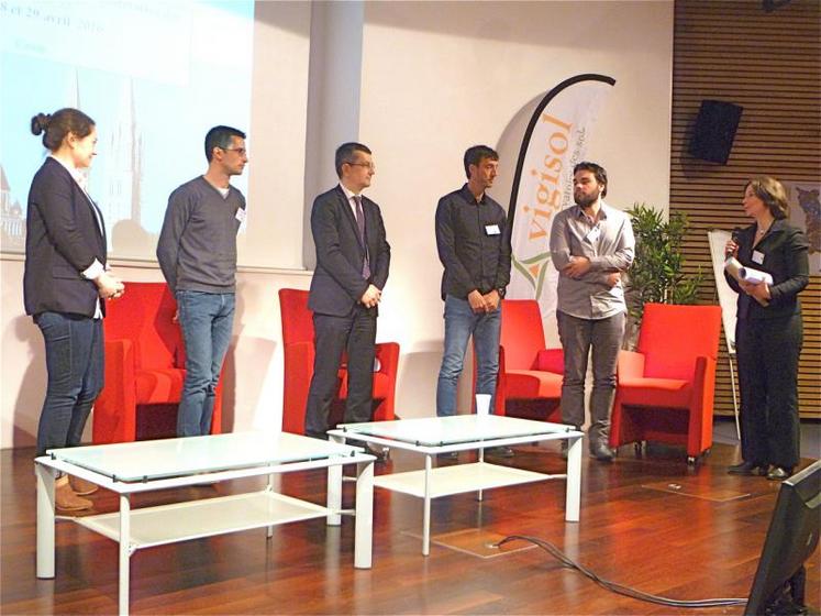 Ségolène Goualle (DRAAF), Stéphane Rousseau (pédologue), Stéphane Hamon (directeur de la Safer de Basse-Normandie), Patrick le Gouée (vice-président de Vigisol) et Florent Guérin (pédologue) lors de la remise de diplôme du ministère de l’Agriculture. Leur travail sur l’étude des sols normand est ainsi validé. (DR)