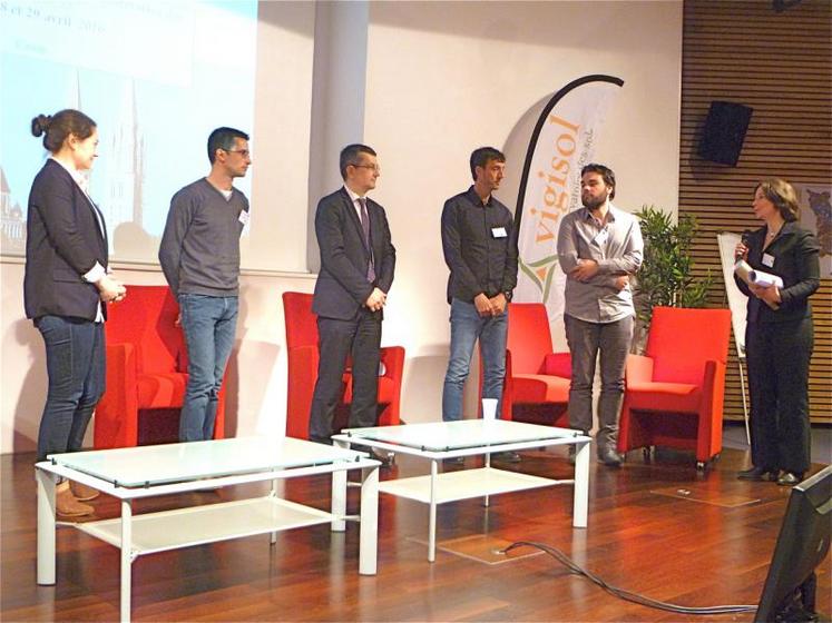 Ségolène Goualle (DRAAF), Stéphane Rousseau (pédologue), Stéphane Hamon (directeur de la Safer de Basse-Normandie), Patrick le Gouée (vice-président de Vigisol) et Florent Guérin (pédologue) lors de la remise de diplôme du ministère de l’Agriculture. Leur travail sur l’étude des sols normand est ainsi validé.  (DR)