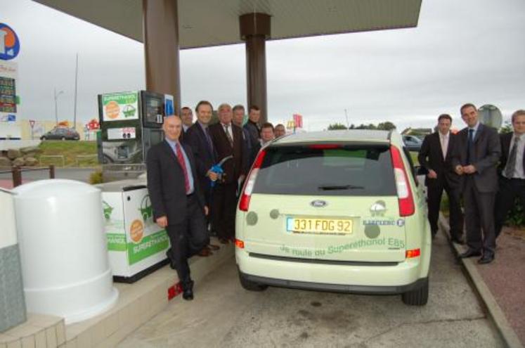 Premier plein de la pompe « superethanol » à Granville, vendredi dernier.