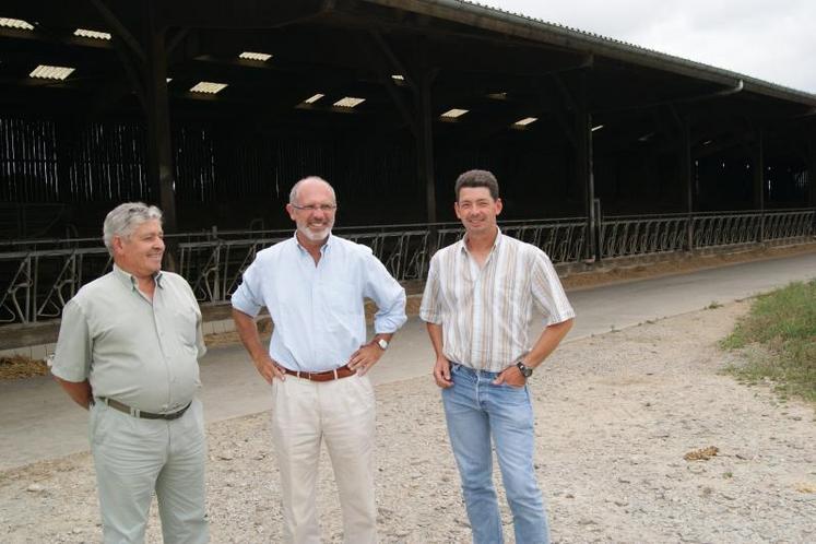 Nicolas-Jean Bréhon avec Michel et Jean-Michel Hamel, producteurs laitiers à St Jores (canton de Périers), "la Normandie a de fantastiques atouts pour promouvoir ses productions agricoles".
