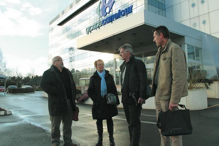 Daniel Courval, Agnès Duyck, Philippe Marie et Patrice Lepainteur (FDSEA) ont rencontré lundi Marc Lecomte, représentant du Groupe Carrefour.