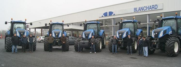 Les heureux propriétaires des premiers T8, de 300 à 390 chevaux, livrés par Blanchard Normandie posent sur le site de Saint-Gilles..