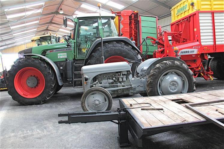 60 ans séparent le petit gris du gros vert. Le père a commencé avec l’un, le fils a poursuivi avec l’autre : illustration de l’entreprise durable au service de l’agriculture durable. 