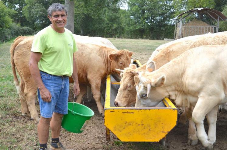 Dominique Yvard avec un lot de dix génisses croisées charolaise et salers, élevées pour la filière BNR. Les jeunes vaches devraient être abattues au printemps 2018.