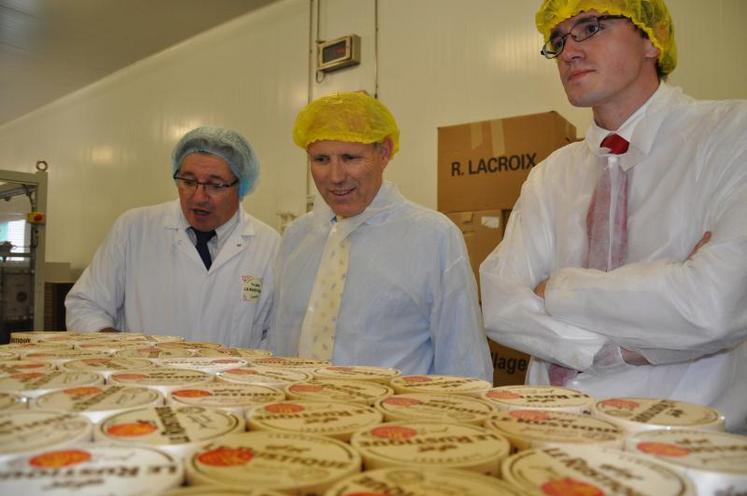 Bertrand Maréchaux (Préfet de l’Orne) en compagnie de Jean-Marie Cambefort (directeur de la fromagerie Richemonts de Pacé). Ces visites sur le terrain, c’est l’occasion de prendre l’information à la source. Au terme de plus de deux heures d’échanges, la problématique “prix du lait” a été débattue de même que la construction du futur centre pénitentiaire auprès de l’usine. Transversalement, de nombreux sujets liés au social, à l’environnement, à la formation ...