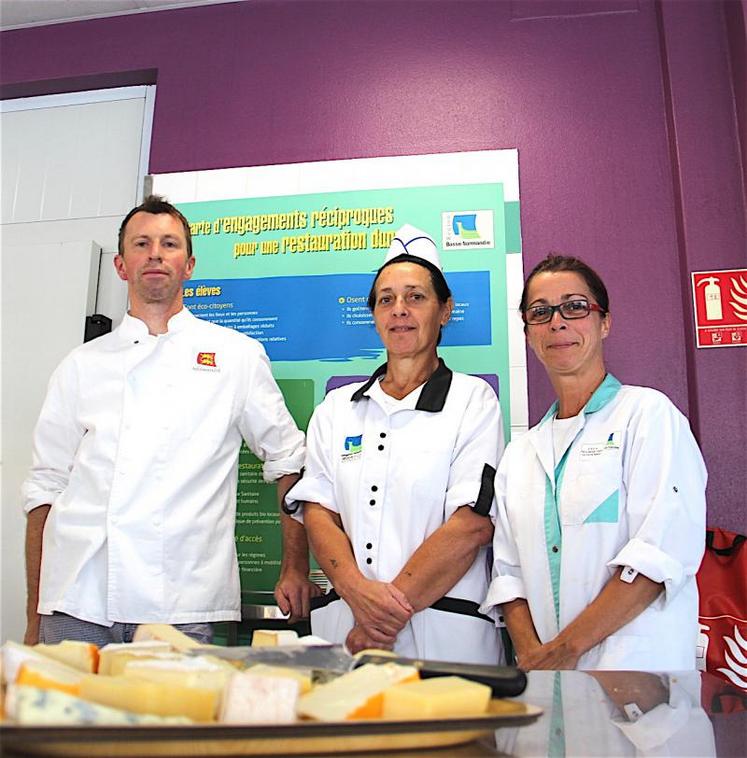 Frédéric Robillard, Nathalie Auffray et Françoise Gripon, les deux agents de restauration, composent l’équipe de cuisine. Manque sur la photo Pascal Moreau, le second du chef de cuisine. DR