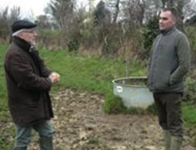 Ludovic Viel (à droite) : “Il serait tant qu’il arrête de pleuvoir pour herser les prairies et sortir les premières vaches”.