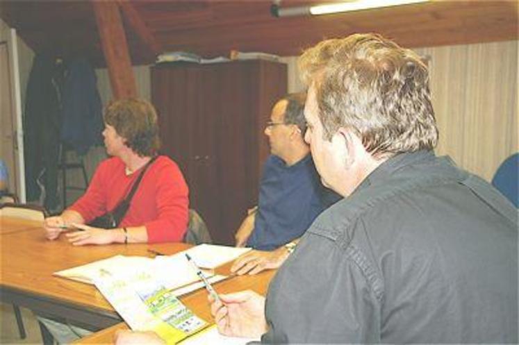 Dernière réunion de préparation autour d’Henri Pomikal, président de la coopérative linière de Villons-les-Buissons et vice-président de la FDSEA : “si d’autres outils de transformation dans le département veulent prendre le relais l’an prochain, nous pourrons les conseiller et leur donner un coup de main”.