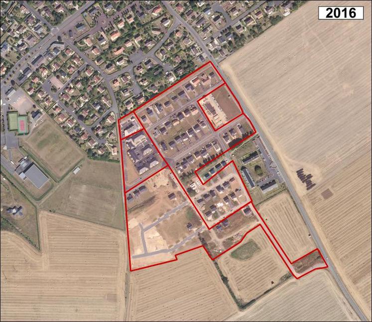 (l’emprise urbanisée se décompose de la manière suivante : 4,3 ha de lotissement de maisons individuelles, 0,8 ha de maisons jumelées, 0,2 ha de bâtiment résidentiel avec un immeuble de 3 étages, et 4,3 ha d