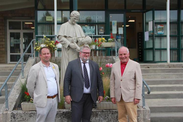 De gauche à droite : François Montambault, président de l’association de l’orphelinat de Giel Don Bosco, Sébastien Lérondel, directeur de l’établissement et Edgard Dauger, président de l’association immobilière de Giel Don Bosco. DR