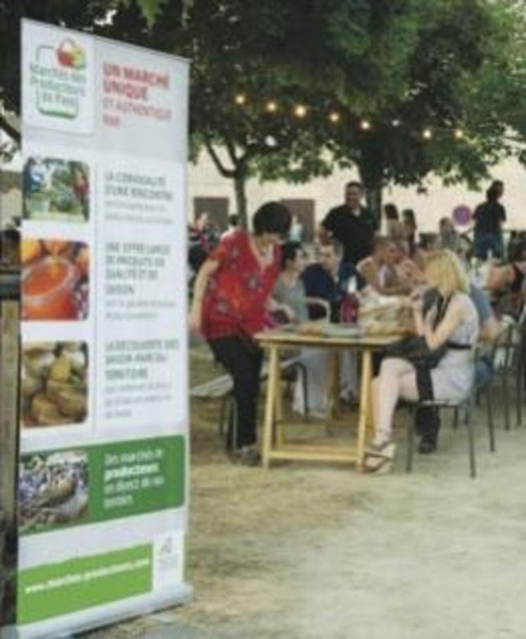 Mise en valeur avec des outils de signalétique reprenant le logo “Marché des Producteurs de Pays”.