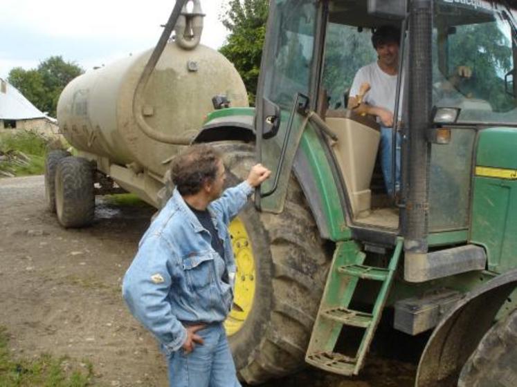 L'épandage de lisier est l'une des dernières opérations réalisée par Didier Marie. Denis Leprince (à gauche) intervient sur cette exploitation agricole une vingtaine de jours par an.