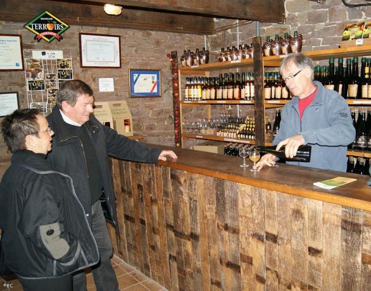 Jean-Luc Coulombier sait faire apprécier ses productions. Outre la visite de ses installations cidricoles, il a mis en place un petit musée sur l'agriculture d'autrefois.