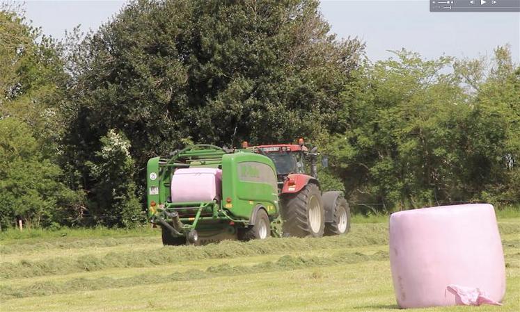 Que ce soit du côté de l’éleveur ou de l’entrepreneur, le chantier d’enrubannage offre plus de souplesse d’organisation qu’un chantier d’ensilage.