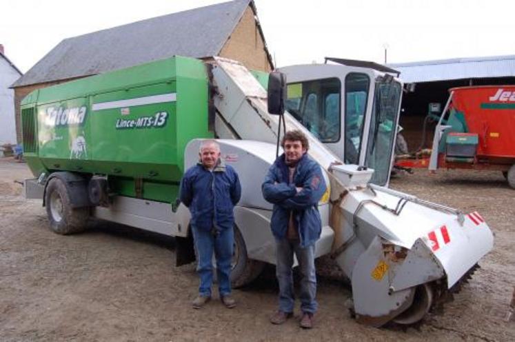 David Barbot, producteur (à droite), et Yves Sénécal, chauffeur de la désileuse, “de 5 à 17 minutes passées chez chaque adhérent”.