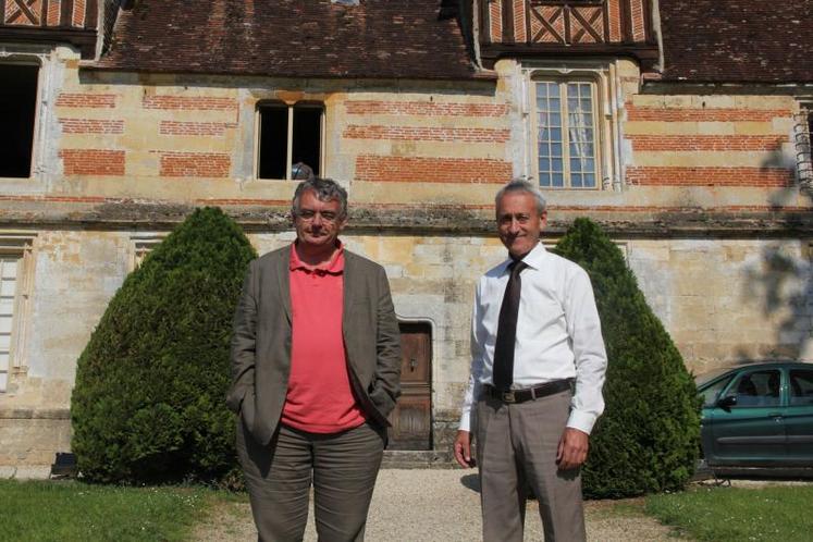 La Normande doit rester une vache facile à vivre”, insiste Jacques Legendre (à droite), président de l’OS Normande. A gauche, Albéric Valais, directeur.