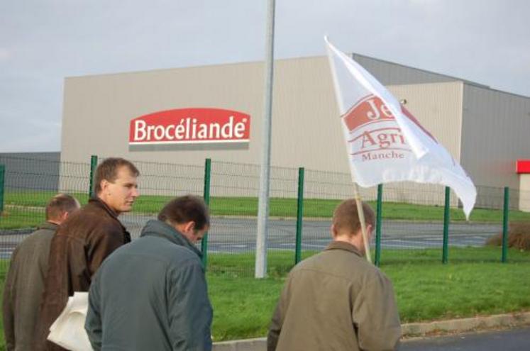 Réunis à Villers-Bocage, les producteurs ont montré qu’ils restaient attentifs aux pratiques des transformateurs. En attendant, Marc François évoque une surproduction dans les élevages de l’ordre de 1 à 2 %.