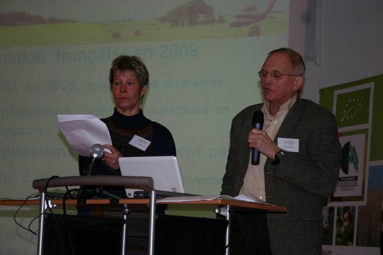 Chantal Pessy (Draaf HN) et André Vergnaud (Draaf BN) ont présenté        les chiffres sur l’évolution de l’agriculture biologique en Normandie.