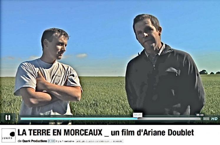 Stéphane Eudier (à droite) en compagnie d'un collègue agriculture resté au pays : "on a quitté le boulot, on a quitté la famille, on a quitté les copains..."