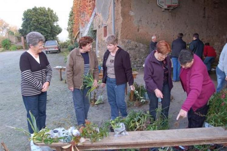 Une trentaine de personnes au Dézert, lundi dernier, pour cette première journée 2007 d’échange de plantes.