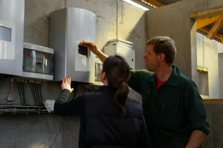 Emmanuel Poulain et Stéphanie Esneault (en charge du dossier Environnement, aides et réglementation au GRAB de Basse-Normandie). “Si les agriculteurs bio ont été les premiers à se saisir du dossier photovoltaïque, l’agriculture conventionnelle a tout intérêt à lui emboîter le pas”.