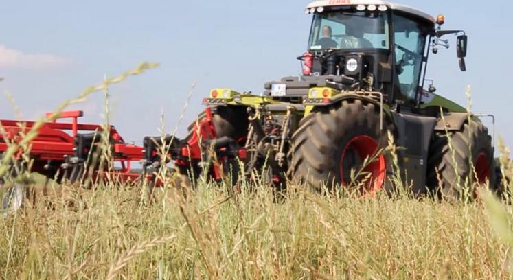 Zoom sur le Xérion 4 000, le « fer de lance de la gamme Claas », d’après Bernard Salesses, responsable commercial chez Claas France. Un gros tracteur qui attire les curieux. « Vous pouvez très bien vous en servir aux champs, mais aussi pour d’autres domaines grâce à une grande polyvalence (broyage de bois, déneigement...). », précise le responsable. (DR)