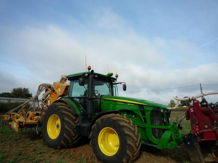 John Deere 8245R pré-é́quipé́ en Iteq Pro permettant les manœuvres automatiques en fourrières.