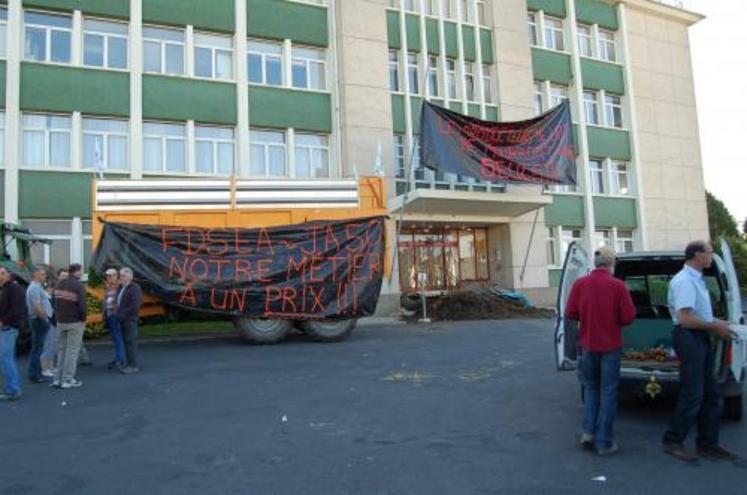Dès 7 h 30 mardi matin, le site de Condé sur Vire (CLE-Bongrain) a été bloqué par les manifestants.