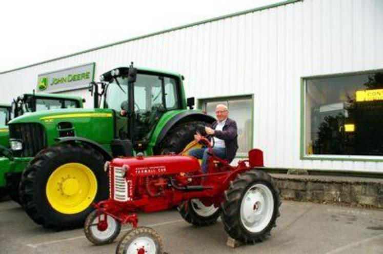 Jacques Lebaudy, au volant d’un Farmall (le premier tracteur de son père) qu’il a refait dans les règles de l’art. En arrière plan, un JD 7430 : entre les deux plus de 50 ans de révolutions technologiques.