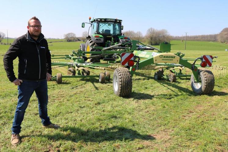 Samuel Gibert, inspecteur commercial Krone France, devant l’andaineur à dépose centrale de 7,60 m à 8,80 m. « Ses pneus larges lui confèrent de la stabilité. Il a aussi un relevage indépendant des toupies », explique-t-il.