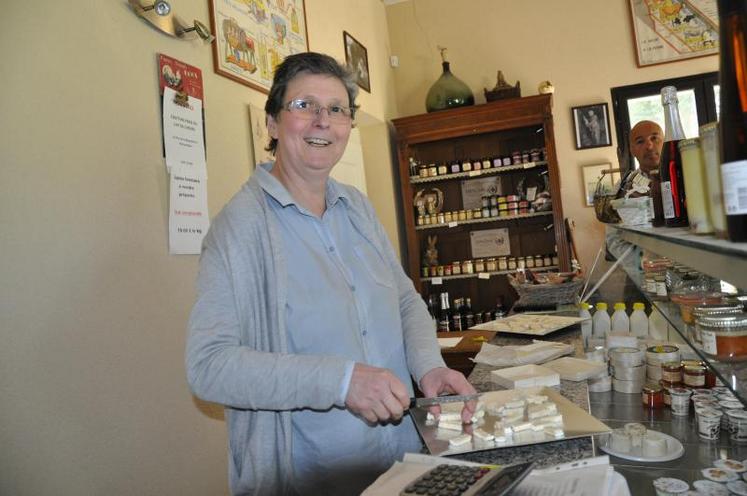 Le couple Houlet transforme la moitié de sa production laitière en crème, yaourt, et fromages