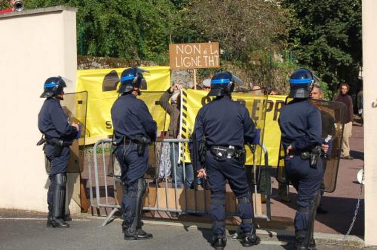 L'entrée de la Chambre des métiers à Coutances, verrouillée par les forces de l'ordre, vendredi matin, lors de la réunion concernant la ligne Très Haute Tension