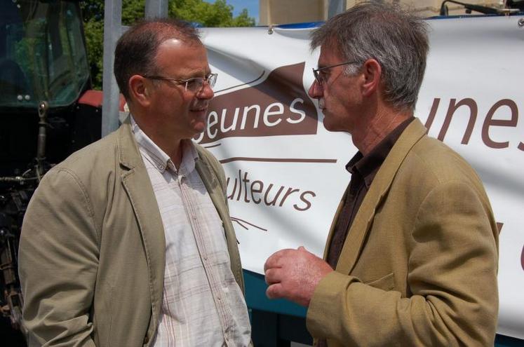 Alain Declomesnil et Patrice Lepainteur lors de la manifestation FDSEA/JA du 31 mai dernier. L’élu du Conseil général a désormais en charge la reécriture de la charte pour la mise en œuvre de nouveaux points d’eau et des périmètres de protection. 