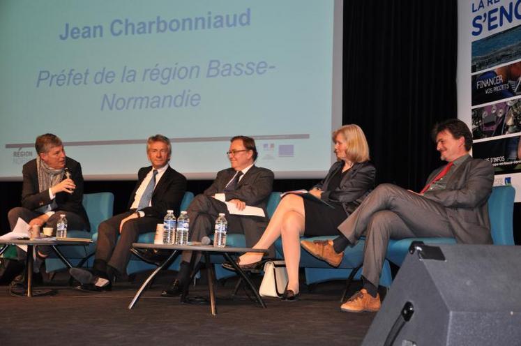 Pascal Verdeau, animateur, Laurent Beauvais, président de région Basse-Normandie, Jean Charbonniaud, préfet de région, Lena Andersson-Pench, et Egidio Canciani de la Commission européenne. (SB)