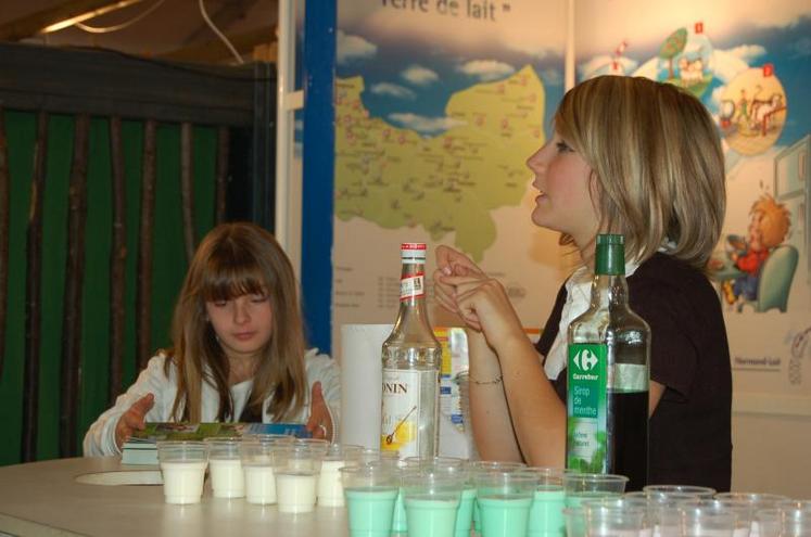 Sur le stand de Normand lait, les étudiants servent en moyenne 60 litres de lait par jour.