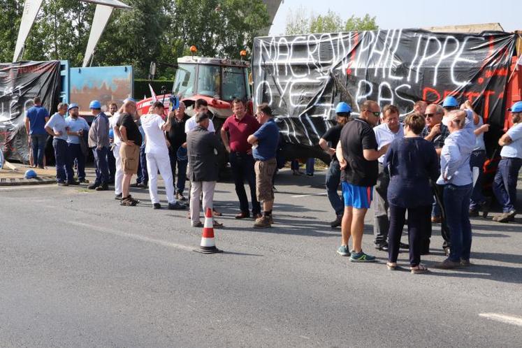 Devant l’usine de Cagny, la mobilisation lancée par JA Normandie regroupe planteurs, ETA et salariés.